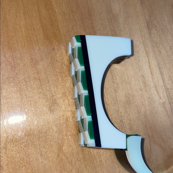 Vintage lucite bracelet raised pattern - Picture 5 of 6